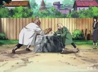 他的力气比纲手还大，跟纲手掰手腕，纲手输得心服口服