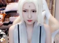 腐团儿cos纲手，当她后撤椅子，身材百分百还原，我看呆了