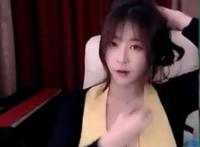这曲线很“纲手”，不过妹子表情太尬了，纲手Cos不能这么憨