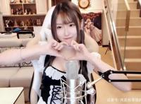腐团儿直播COS纲手，完美还原纲手身材，观众却只想看裤衩子