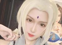 腐团儿cos纲手，这类风格的衣服很容易驾驭，粉丝直呼有那味儿