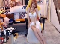 腐团儿cos照美冥，服装布料有点少，长腿展露无遗