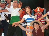 能娶在漫展扮演娜美的女模特当老婆，尾田年轻时也是一位大帅哥！