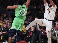 NBA最美女主持美娜，私服搭配暴露真实身材，细腰吸引眼球