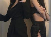 双胞胎姐妹花拥有小蛮腰大长腿，被称为“真人版海贼王女帝”
