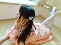 二次元女生可以穿白丝出门，三次元的女孩只能摆拍，白丝要求太高