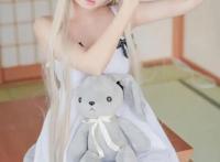 美女cos人气女主穹妹，白裙美女弥漫着慵懒，蜷缩在被窝里惹人怜