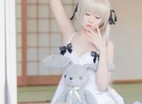 美女cos人气女主穹妹，白裙美女弥漫着慵懒，蜷缩在被窝里惹人怜