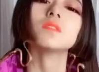 美女网友cos海贼王女帝，弯腰的一瞬间，众网友瞬间不淡定了！