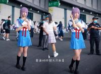 别盯着“不雅JK”了！漫展上的小美女教你、穿裙子也能蹲下拍美照