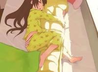 二次元女孩睡觉姿势，有抱枕的还算正常，大部分人千奇百怪！
