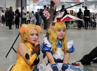 二次元COSPLAY美女动漫展现场演绎同性百合情景剧