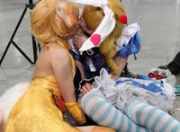 二次元COSPLAY美女动漫展现场演绎同性百合情景剧