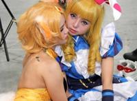 二次元COSPLAY美女动漫展现场演绎同性百合情景剧
