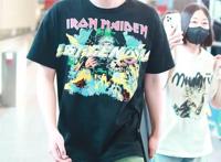 组图：王安宇穿动漫T化身二次元男孩低头前行酷帅有型