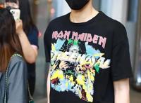 组图：王安宇穿动漫T化身二次元男孩低头前行酷帅有型