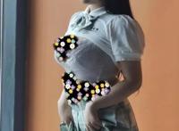 小尤奈穿JK无下限漏胸、撩裙子引争议