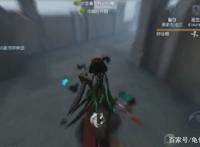 第五人格：红蝶窜到衣柜里和慈善家“搞事情”？形象让人大跌眼镜