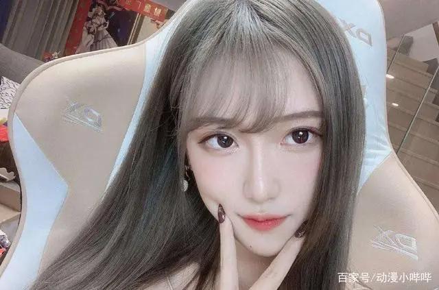 腐团儿COS火影纲手，颜值身材神还原，网友：千万别挪开麦克风！