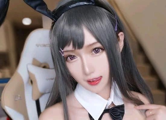 腐团儿cos纲手，当她后撤椅子，身材百分百还原，我看呆了
