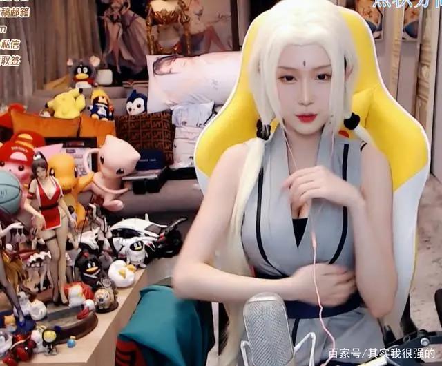 腐团儿直播COS纲手,完美还原纲手身材,观众却只想看裤衩子