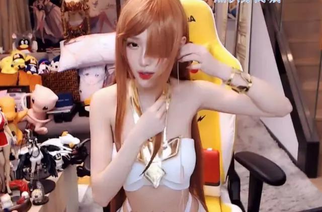 腐团儿cos照美冥,服装布料有点少,长腿展露无遗