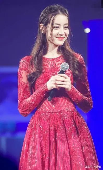 《海贼王》罗宾时尚美照流出！颜值360度无死角，气质不输超模