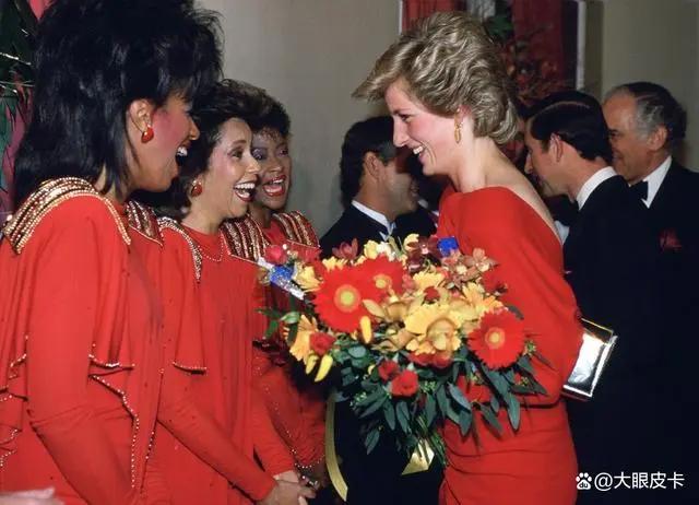 「1981-1997」戴安娜王妃的50张名人合影，从青涩到成熟
