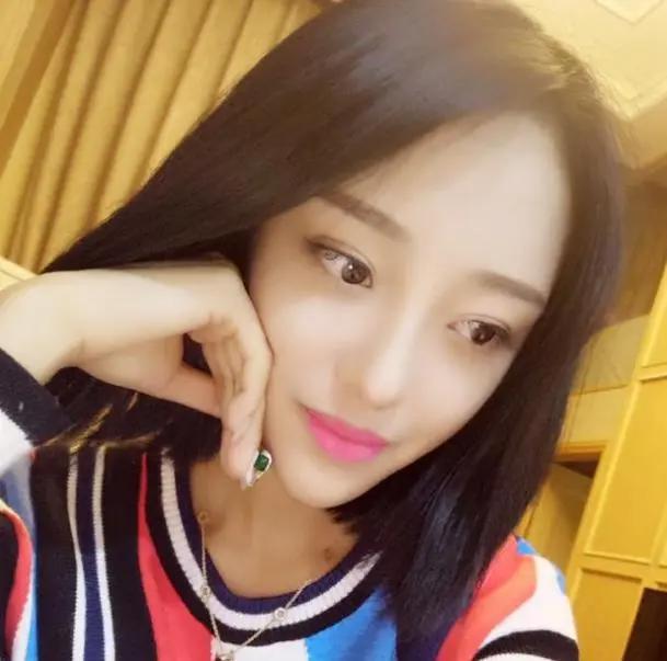 网红娜美疑似出现精神问题，撕碎对粉丝的“承诺书”，网友：影帝