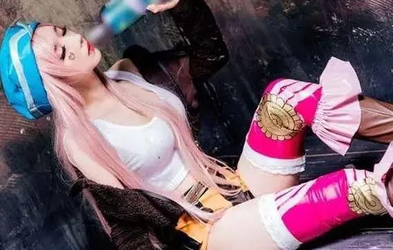 《海贼王》美女COS:娜美酱甜美,罗宾酱高冷,看到Baby5我柠檬了