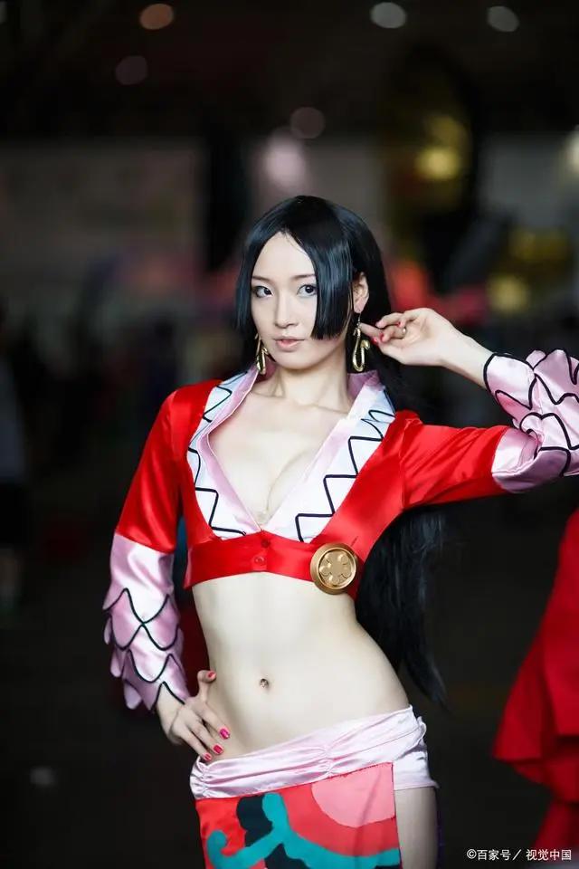 四个副皇海贼,第二位赏金和船长齐平,他一脚干翻大妈海贼团