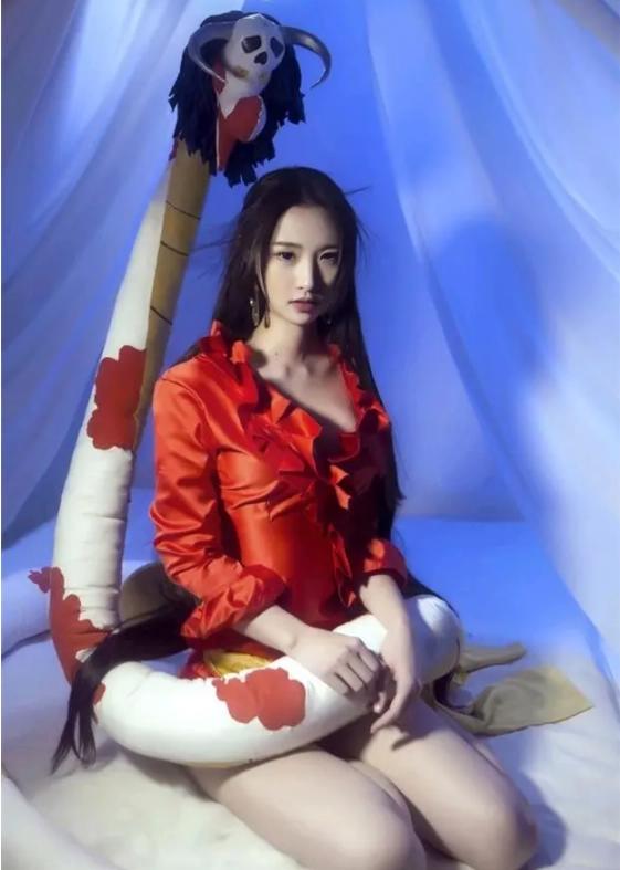 《海贼王》女帝绝美cos照，姿势妩媚蛮腰抢镜，高难度动作险走光