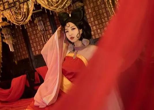 动漫最经典的妲己，被超高颜值美女扮演，额头上的666引人注目！