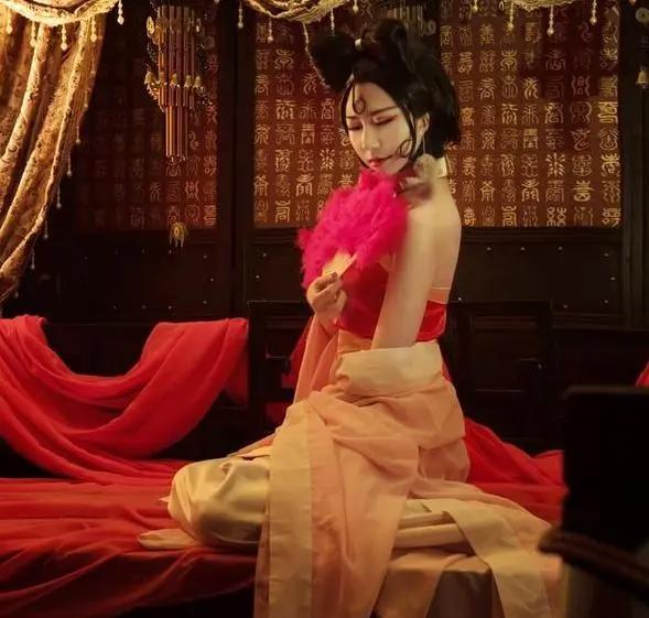 动漫最经典的妲己，被超高颜值美女扮演，额头上的666引人注目！