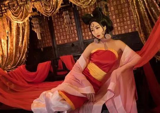 动漫最经典的妲己，被超高颜值美女扮演，额头上的666引人注目！