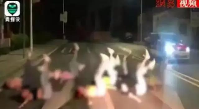 8名女子违规霸路拍视频热舞，挑战公序良俗哗众取宠要不得！