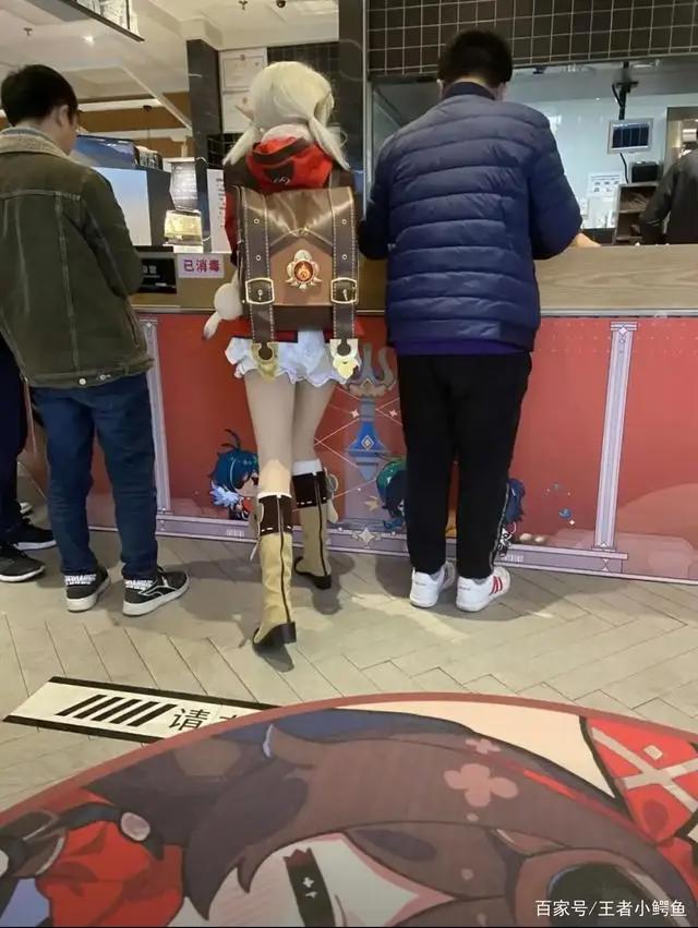 “二次元女仆有这么火?白丝少女遍地跑”路人:差不多得了