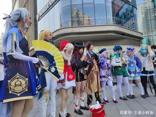 “二次元女仆有这么火?白丝少女遍地跑”路人:差不多得了