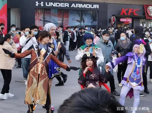 “二次元女仆有这么火?白丝少女遍地跑”路人:差不多得了