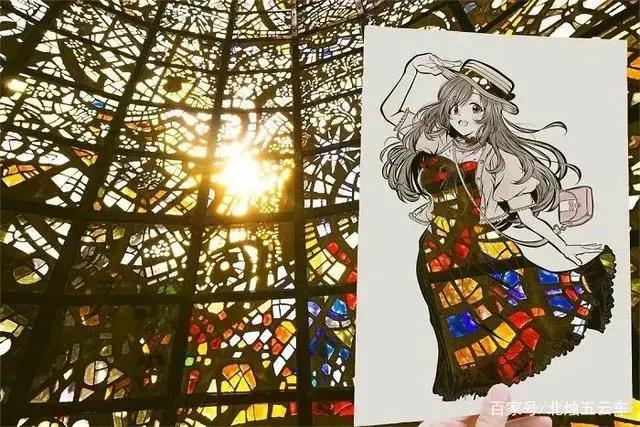 他把漫画中的女孩衣服都剪掉，镂空的身体，有了无数可能性