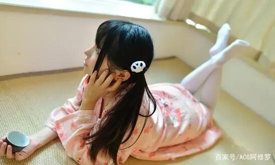 二次元女生可以穿白丝出门,三次元的女孩只能摆拍,白丝要求太高