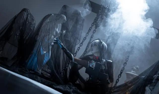 cosplay:曾经的女神绫波丽,竟然被人用铁链锁在十字架上了