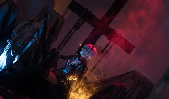 cosplay:曾经的女神绫波丽,竟然被人用铁链锁在十字架上了