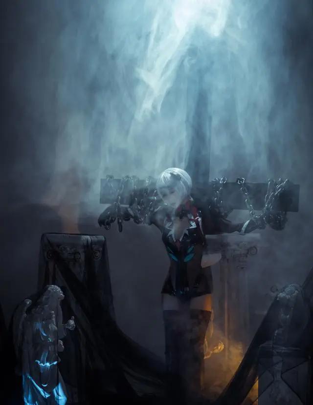 cosplay:曾经的女神绫波丽,竟然被人用铁链锁在十字架上了