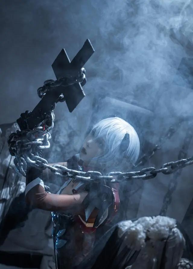 cosplay:曾经的女神绫波丽,竟然被人用铁链锁在十字架上了