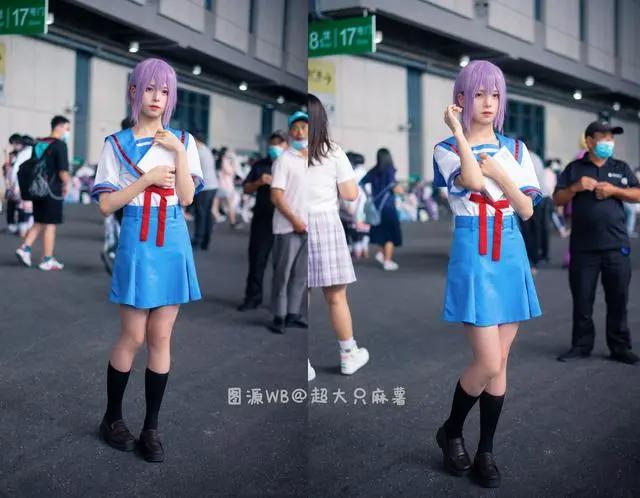 别盯着“不雅JK”了！漫展上的小美女教你、穿裙子也能蹲下拍美照