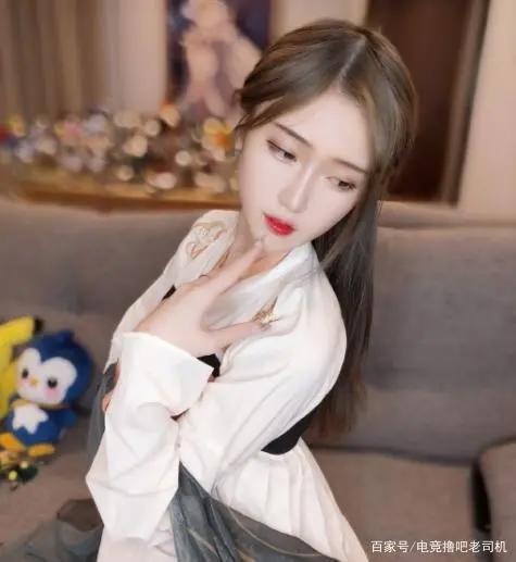 腐团儿与Rita蕾丝装互秀，二次元美女更胜电竞女神？