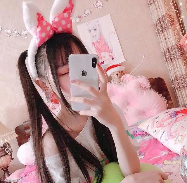 二次元美少女的奇葩吃鸡姿势引围观，网友佩服：真是开眼界了！