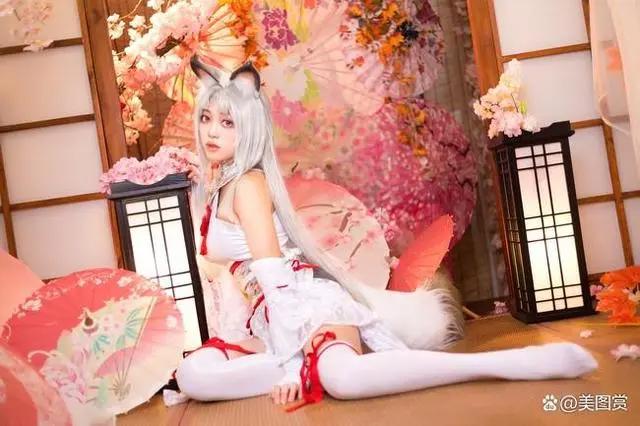 cosplay美女系列：二次元胡桃重拳出击，室内写真诱惑迷人