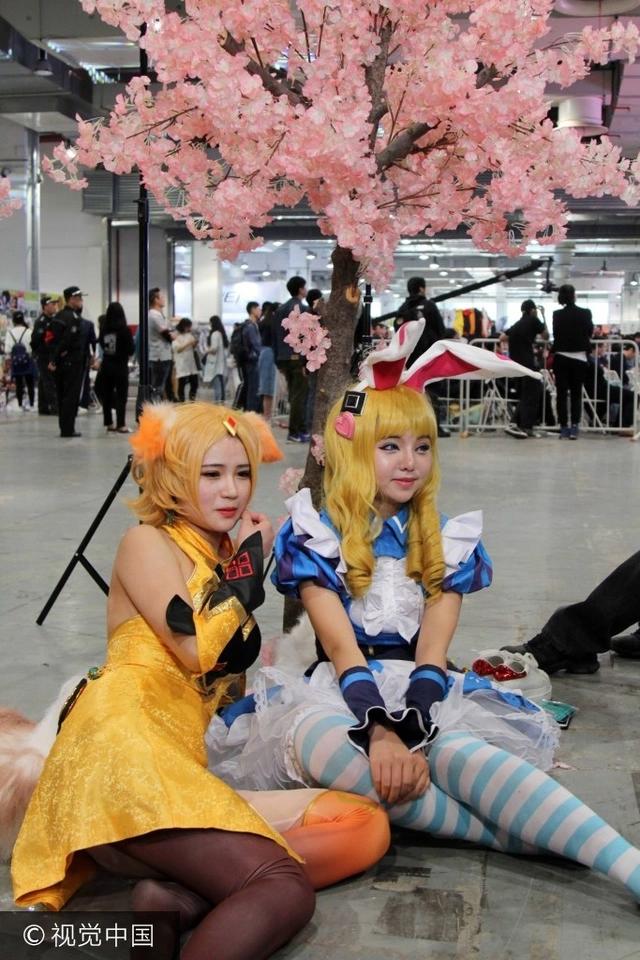 二次元COSPLAY美女动漫展现场演绎同性百合情景剧